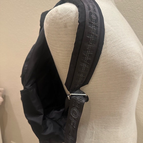 Off-White Black Backpack with Vibrant Arrows - Picture 4 of 10